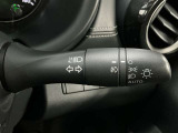 【オートライト】車のセンサーが周囲の明るさを感知し、自動でヘッドライトを点灯・消灯する機能です。この機能は夕暮れ時の交通事故が多い時間帯の安全性を高めてくれます。