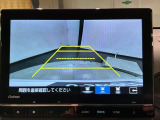 リバースギアに入れるだけで後方の表示へ切り替わります。夜間や雨の日の駐車も楽になりますよ。