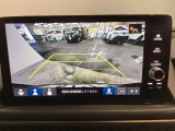 バックギアに入れますとご覧のような画像に自動的に切り替わります。車庫入れ時に役立ちます。