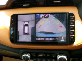 アラウンドビューモニターも装備しております。ご覧のように車体を真上か見たような映像なので、車庫入れの苦手なお客様ももうご心配いりません。