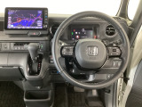【ハンドル】運転にかかわる様々な操作を安全に行えるように視点移動が少なく操作性に配慮されたスイッチ類が凝縮されたコックピットです。