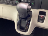 インパネシフトを採用しているので、前席の足元も広々としています。運転席と助手席の行き来もスムーズです!