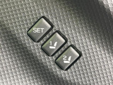 【メモリー機能付きパワーシート】ドライバーごとに設定したシート位置を記憶して、ボタン一つで切り替えできる便利な機能!運転する方が複数名いらっしゃるご家庭におすすめです♪