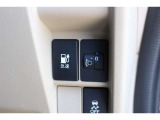普通充電はフタを直接押し、急速充電は車内のボタンを操作して開け、あとは充電コネクターを差すだけで充電開始。かんたんな充電操作と、フタの開け方を変えることで差し間違いを防げる安心感を両立しました。