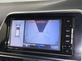 パノラミックビューモニターを装備。駐車場や交差点でクルマを真上から見るように周囲を確認できます。機能の詳細は販売店スタッフまでおたずねください。