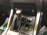 【電動パーキングブレーキ】パーキングブレーキの作動・解除をスイッチ操作で行えます。シフトを「P」ポジションに入れると自動で作動し、「P」以外のポジションにシフトすると解除されるオート機能付きです。