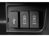 2.5AのUSB(充電)が付いており、車内でもしっかりとスマートフォン等の機器へ充電可能です♪