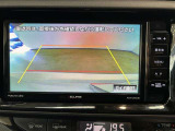 バックモニター付き。車両後方の映像が画面に表示されるので、車庫入れが苦手な人も安心です。ただし、目視確認もお忘れなくお願いいたします。