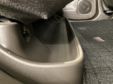 リアシート☆シート足元には傘などを収納できます☆濡れた傘などでマットが汚れづらく衛生的☆