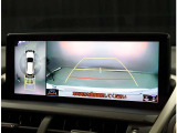 パノラミックビューモニター。車両を上から見たような映像を表示。運転席から目視しにくい車両周囲の状況をリアルタイムで確認できます。