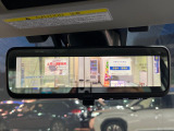 【スマートリヤビューミラー】後席の大きな荷物や同乗者で後方が確認しづらい時でも安心!カメラが撮影した車両後方の映像をルームミラー内に表示。クリアな視界で状況の確認が可能です!