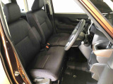 運転席の座面高さを調整できるシートリフターが付いています。フロントシートはベンチシートを採用で、座面も広く使い勝手もいいですよ♪