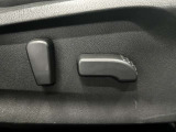 【パワーシート】電動でシートポジションの変更が可能です。手動式より細かくシート設定が可能ですのでより快適な姿勢でドライブを楽しんで頂けるでしょう。