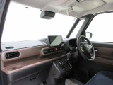 ダイハツのお店では、ダイハツ車を知り尽くしたプロフェッショナルが、専用の診断機器を使って各システムを点検しております。