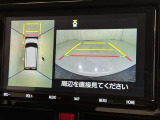 パノラミックビューモニターを装備。駐車場や交差点でクルマを真上から見るように周囲を確認できます。機能の詳細は販売店スタッフまでおたずねください。