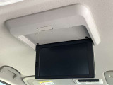 後席モニターも付いています。2列目の同乗者も、楽しさを共有できます。また、後方の車からも見えて、アピールになりますよね?暇つぶしにしてもらえると、すごく車内が盛り上がりますよね!