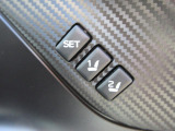 運転席ドア。三つ並んだボタンを操作することで、運転席のシートポジションを記憶し、呼び出すことができます。