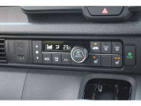 運転席と助手席に温度調整があるシートヒーターを装備しております。寒い朝はクルマに乗り込んですぐにシートヒーターを作動させれば温かさが広がり快適なドライブが始まります。