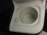 ホットドリンクをちょうど良い温度でキープしてくれる保温機能付きカップホルダー付きです。