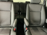 車外に出なくても運転席から3列目シートまで移動が可能です。子育てや荷物が多いときなど利便性が高いです