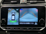 【アラウンドビューモニター】車を上から見下ろしているかのような映像で周囲の状況がひと目で確認、狭い駐車場に駐車するときも安心です♪