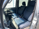 運転席まわりには十分なスペースがあり、大柄な方でもゆったり運転していただける環境です。