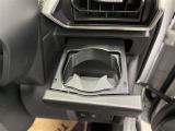 運転席と助手席には、格納式のドリンクホルダーが装備されています。
