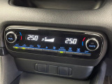 【左右独立型フルオートエアコン】運転席と助手席でそれぞれお好みの温度に設定可能。同乗者にも配慮した、快適な空調をお届け致します。