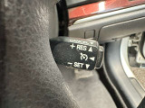 高速道路で便利な【クルーズコントロール】も装着済み。アクセルを離しても一定速度で走行ができる装備です。加速減速もスイッチ操作でOKです。