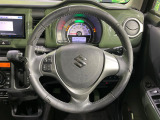 インテリアに合わせたデザインのステアリングは、運転される方のことも考え、運転しやすい形状、大きさです。是非一度、実際に触ってお確かめください。