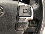 【ステアリングスイッチ】右です。ハンドルから手を離さず、運転に集中したまま手元でマルチインフォメーションディスプレイ内の表示切替などができます。