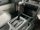 前後の動きだけで簡単に操作できる先進的なデザインの電制シフト。扱いやすく、手に馴染みやすい設計となっています。