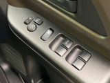 【電動格納ミラー】サイドミラーは電動格納式となっており、狭い駐車場でもキズがつくリスクを抑えられます。