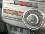 【オートエアコン】一度お好みの温度に設定すれば、車内の温度を検知し風量や温度を自動で調整。暑い&hellip;寒い&hellip;と何度もスイッチ操作をする必要はありません。快適な車内空間には必須の機能ですね♪