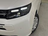 【LEDヘッドライト】悪天候や夜間走行時も良好な視界を確保し安心して運転できる高輝度LEDヘッドライトを装備!点灯速度が早く、消費電力も抑えられています。