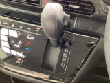 インパネシフトを採用しているので、前席の足元も広々としています。運転席と助手席の行き来もスムーズです!