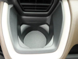 カップホルダーは運転席や助手席からちょうど手の届く位置です!!