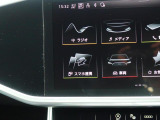 スマートフォンとAudiをUSBケーブルを介し接続。AppleのCarPlayやAndroid Autoのアプリを通じて、スマートフォンのコンテンツをMMIディスプレイに表示します。