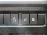 運転席側から、後部座席のスライドドアを開閉することもできます。