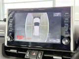 【PVM】映像を合成して、車を真上から見下ろしたような映像をナビゲーション画面に表示する機能です。運転席からでは見にくい車の周囲の状況を把握し、駐車や狭い道での走行などを安全に行えます。