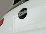 バックカメラ始動時にはVWのエンブレムが動いてカメラがボディの中心位置で映し出します。