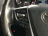 ステアリングスイッチ付きで、運転中に視線を前に向けたまま操作できます。
