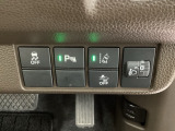 衝突の危険がある時に警告してくれる衝突軽減ブレーキ。車線を外れそうな時に警告し、ステアリング制御してくれる路外逸脱制御機能搭載!
