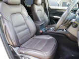 フロントシートは心地よいフィット感と程よいホールド性能を両立させ、今までになく快適にドライブを楽しんでいただける、マツダ自慢のシートです!