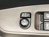 電動格納式ドアミラー付き。駐車場へ停めた時に、ボタン一つで左右のドアミラーをたたむ事ができます。