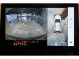 パノラミックビューモニター付きです。車両を上から見たような映像をディスプレイ画面上に表示。運転席からの目視だけでは見にくい、車両周辺の状況をリアルタイムでしっかり確認できます。