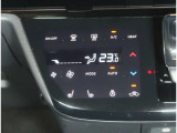 車内の温度を快適に保つタッチパネル式【オートエアコン】です。