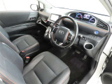 シンプルで使いやすいデザインの運転席です。