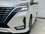 【LEDヘッドライト】悪天候や夜間走行時も良好な視界を確保し安心して運転できる高輝度LEDヘッドライトを装備!点灯速度が早く、消費電力も抑えられています。