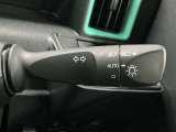 【オートライト】車のセンサーが周囲の明るさを感知し、自動でヘッドライトを点灯・消灯する機能です。この機能は夕暮れ時の交通事故が多い時間帯の安全性を高めてくれます。